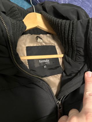 Abrigo acolchado negro con cinturón talla 42