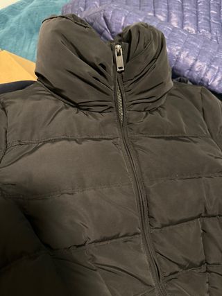 Abrigo acolchado negro con cinturón talla 42