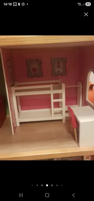 Casa de muñecas de madera