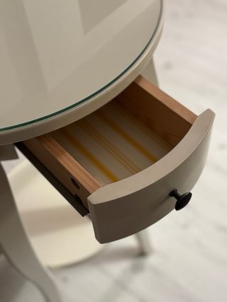 Mesa auxiliar blanca con tapa de cristal