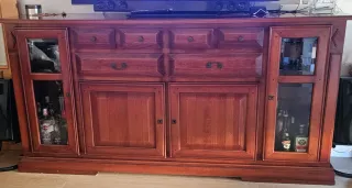 Aparador madera maciza con vitrinas