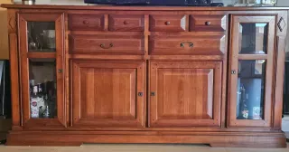 Aparador madera maciza con vitrinas