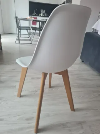 Conjunto de 4 cadeiras brancas e madeira