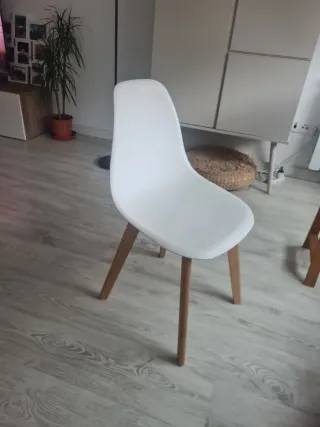 Conjunto de 4 cadeiras brancas e madeira