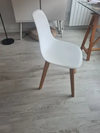 Conjunto de 4 cadeiras brancas e madeira