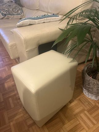 Sofá de piel beige 3 plazas con 2 pufs