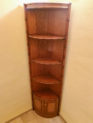 Estantería rinconera de madera y ratán