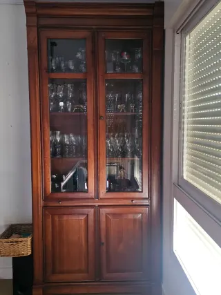 Vitrina de madera con puertas de cristal