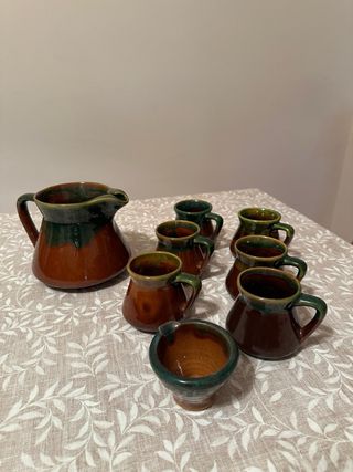 Juego de jarra y tazas de cerámica