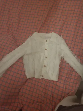 Suéter blanco de punto con botones