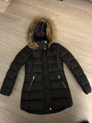 Plumífero negro con capucha