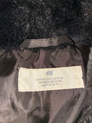 Plumífero negro con capucha