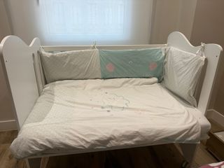 Minicuna colecho con chichoneras