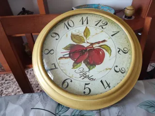 Reloj de pared decorativo con manzanas