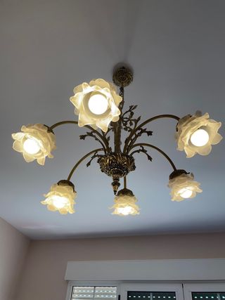 Lámpara de bronce con tulipas de cristal