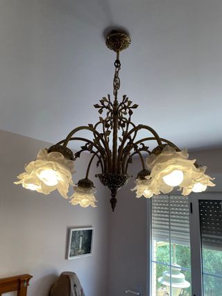 Lámpara de bronce con tulipas de cristal