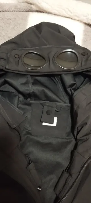 Cazadora Negra con Capucha