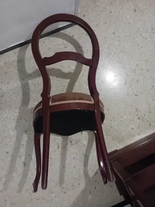 Silla clásica tapizada marrón
