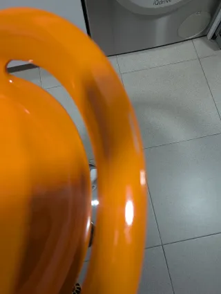 Taburetes altos naranjas y plateados