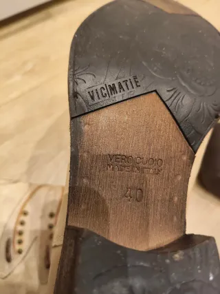 Botas camperas beige con detalles