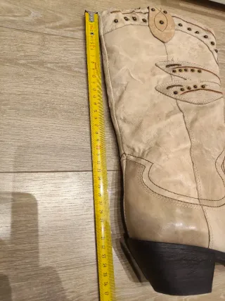 Botas camperas beige con detalles