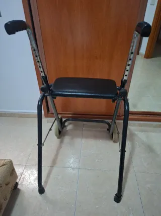 Andador con asiento y ruedas
