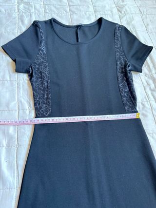 Vestito nero con inserti in pizzo sui fianchi