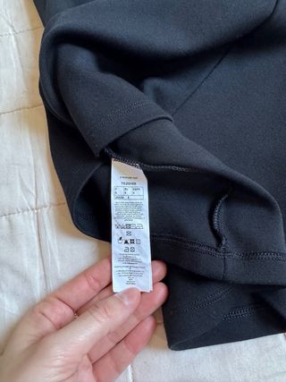 Vestito nero con inserti in pizzo sui fianchi