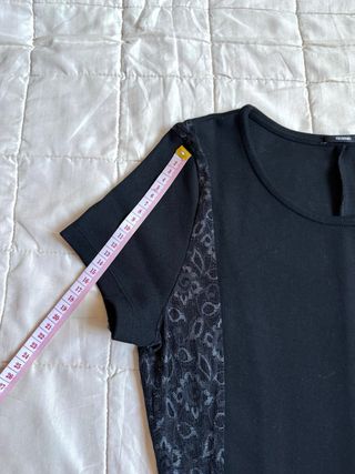 Vestito nero con inserti in pizzo sui fianchi