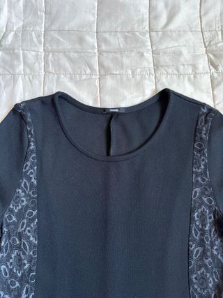 Vestito nero con inserti in pizzo sui fianchi
