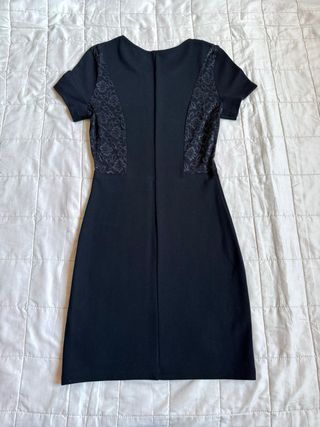 Vestito nero con inserti in pizzo sui fianchi