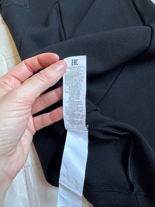 Vestito nero con inserti in pizzo sui fianchi