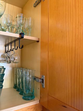 Cocina completa madera y encimera granito.