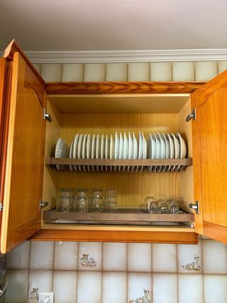 Cocina completa madera y encimera granito.