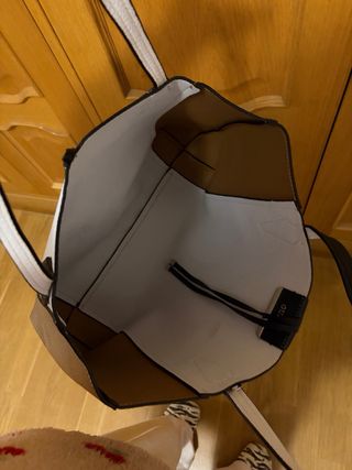 Bolso shopper Guess bicolor marrón y blanco