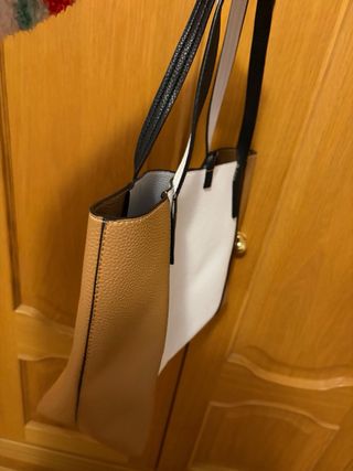 Bolso shopper Guess bicolor marrón y blanco