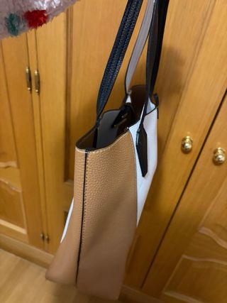 Bolso shopper Guess bicolor marrón y blanco