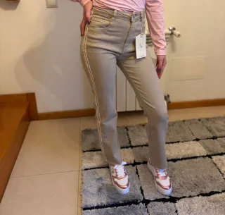 Calças de ganga bege com detalhe lateral