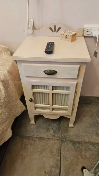 Mesita de noche de madera