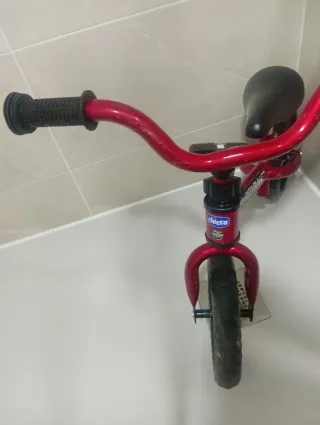 Bicicleta sin pedales Chicco Roja