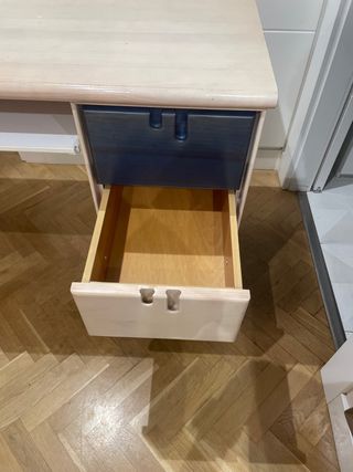 Scrivania in legno massello di pino con cassetti