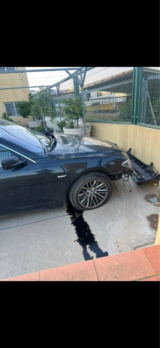 BMW Serie 7 2004 con golpe delantero