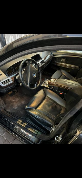 BMW Serie 7 2004 con golpe delantero