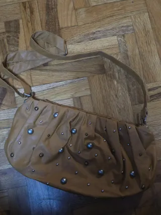 Bolso marrón con tachuelas