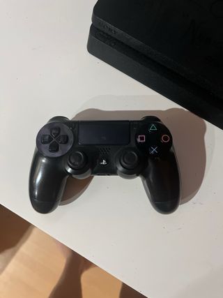 PS4 con 15 juegos y 2 mandos