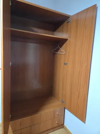 Armario de madera marrón