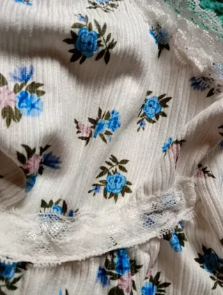 Top fantasia fiori bianco e blu