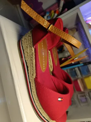 Sandalias Tommy Hilfiger Rojas y Beige