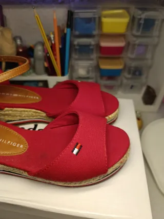 Sandalias Tommy Hilfiger Rojas y Beige