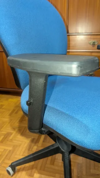 Silla de oficina azul y negra